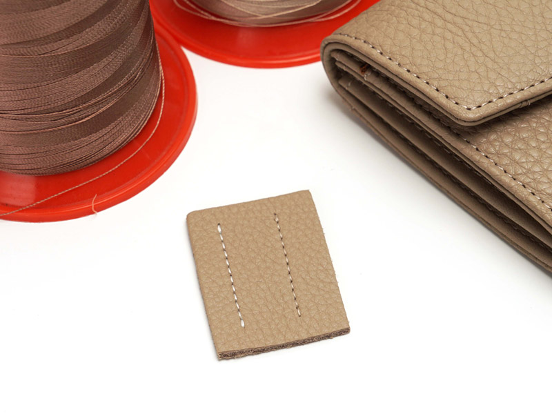 ステッチ色で変わる革色