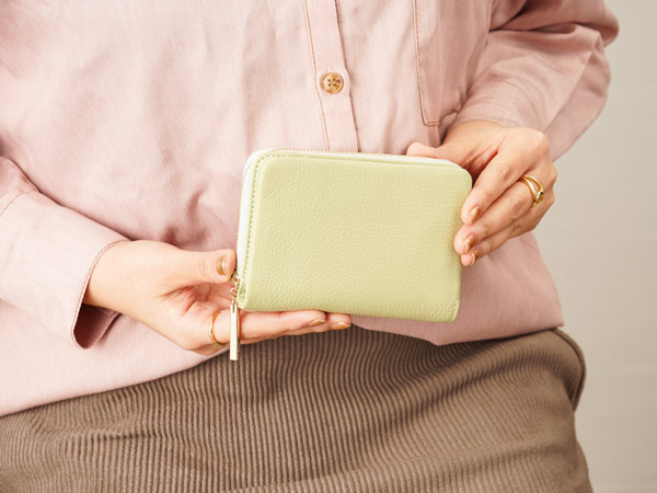 スタッフ志水おすすめのラフィネ ラウンドファスナーミドルウォレット