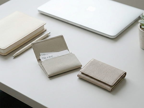 グレーの革名刺入れ一覧