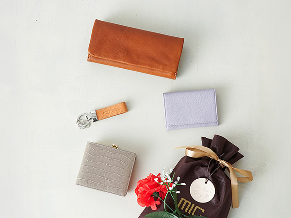 名入れ刻印入りの革小物４点を並べたフラットレイ