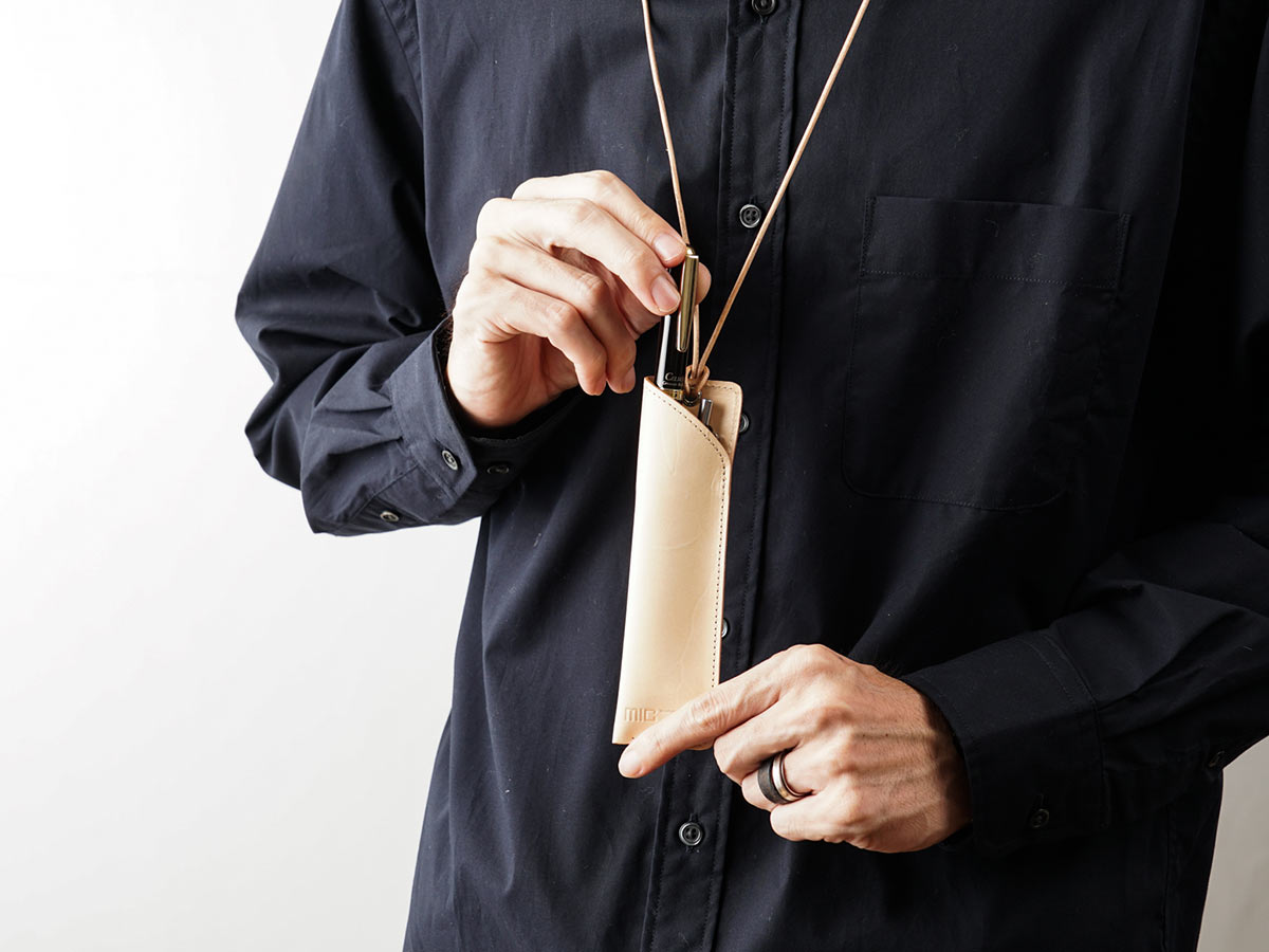 ナチュラルヌメ　首かけペンホルダー_02