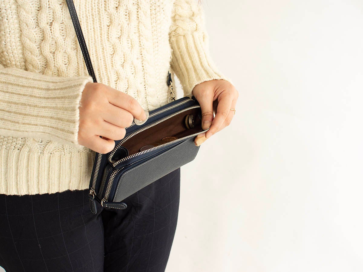 エンボス　マルチウォレット(ショルダーストラップ付き)_detail_image_02