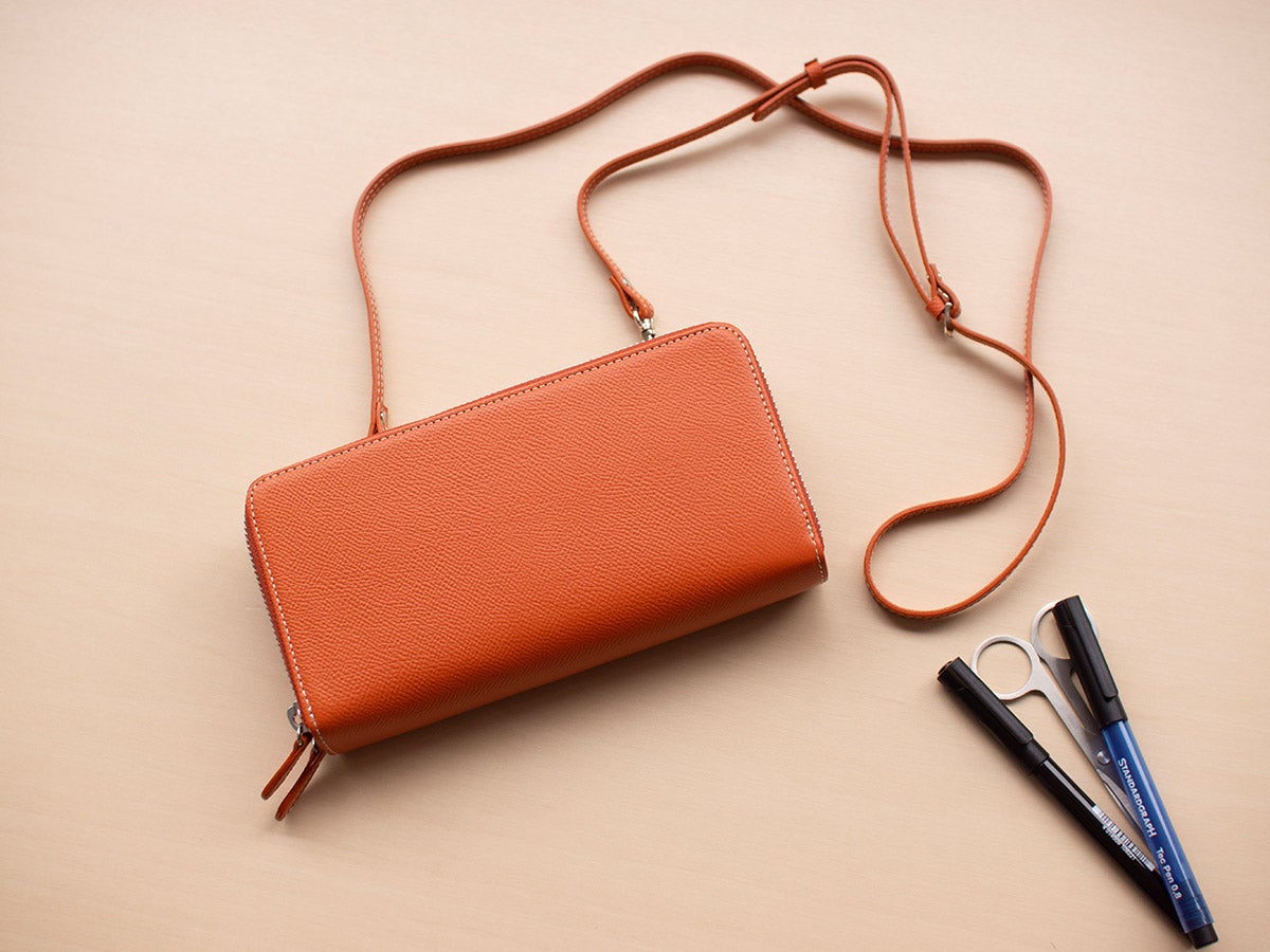 エンボス　Wラウンドファスナーマルチウォレット(ショルダーストラップ付き)_03