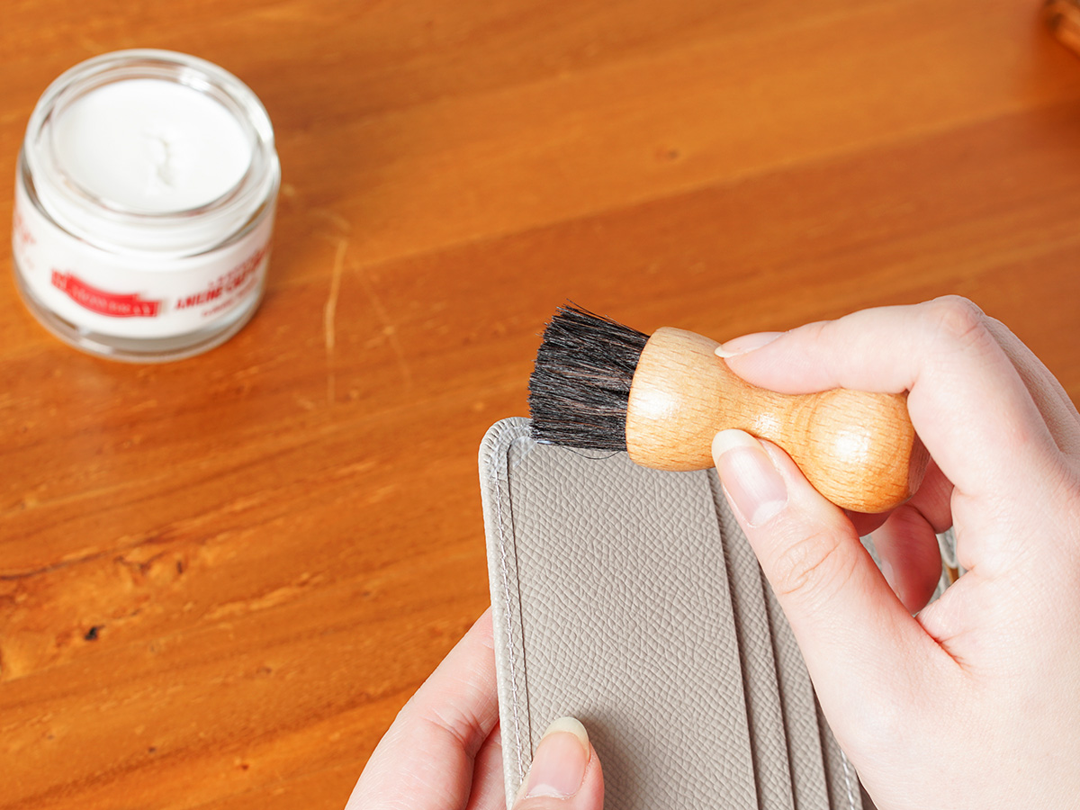 手を汚さずにクリームを塗布｜ペネトレィトブラシ_03