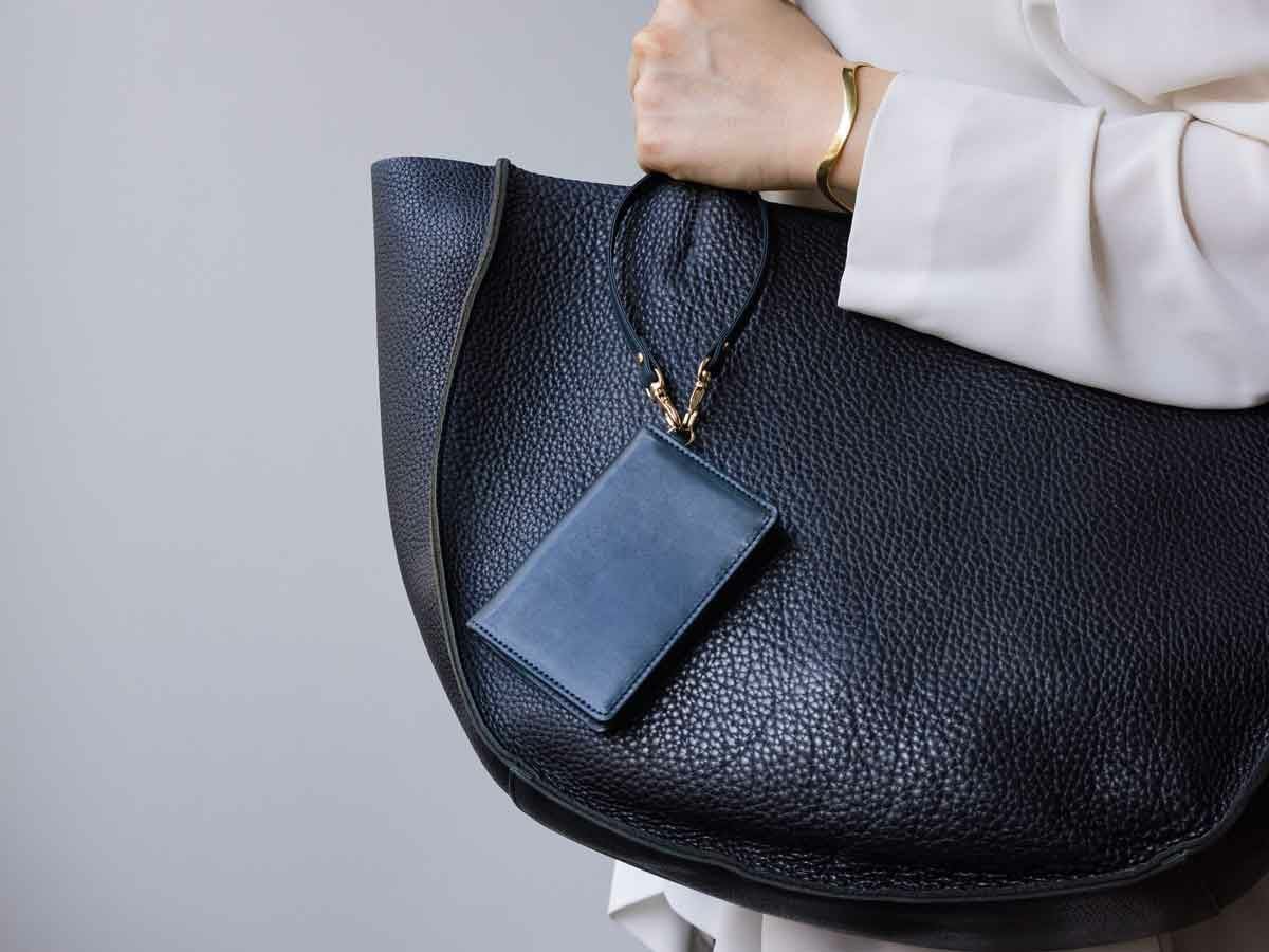 アリアナ 二つ折りパスケース 