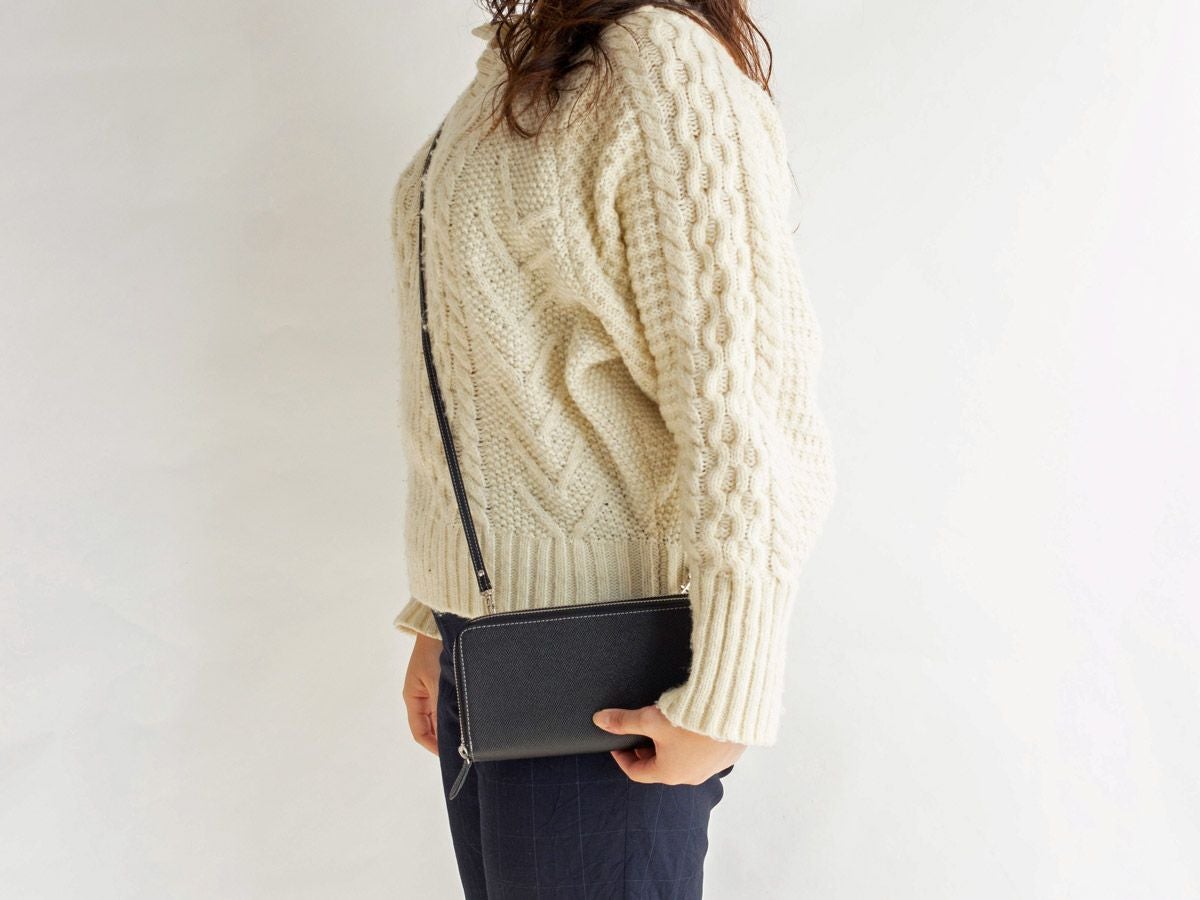 エンボス　Wラウンドファスナーマルチウォレット(ショルダーストラップ付き)