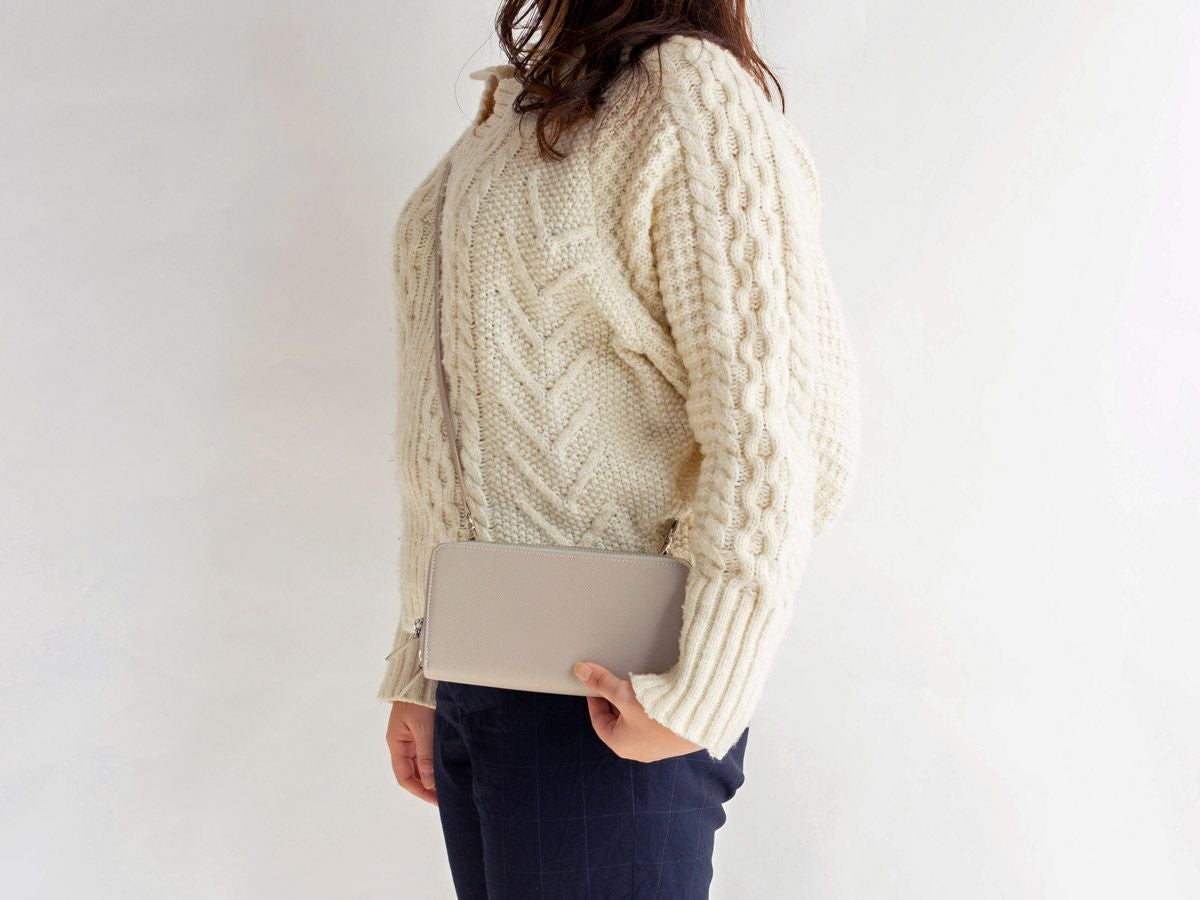 エンボス　Wラウンドファスナーマルチウォレット(ショルダーストラップ付き)