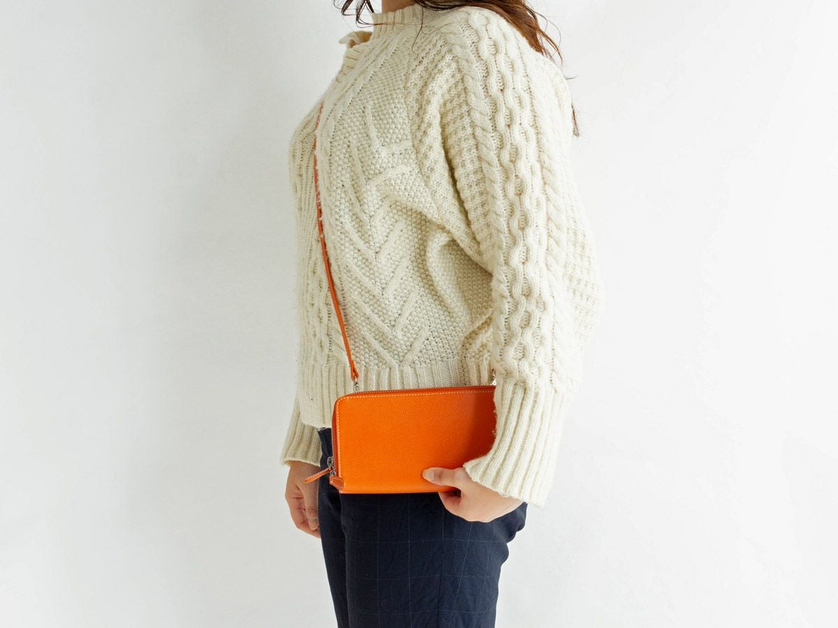 エンボス　Wラウンドファスナーマルチウォレット(ショルダーストラップ付き)