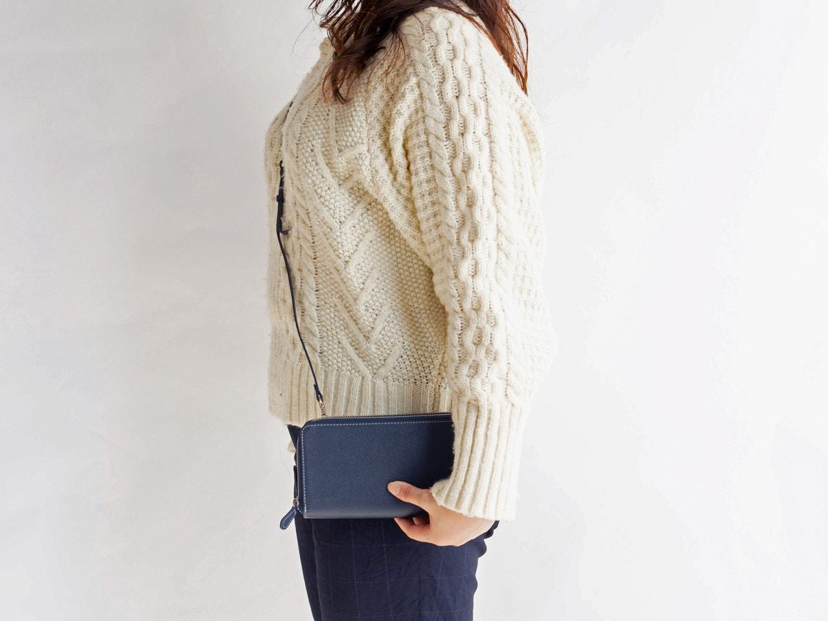 エンボス　Wラウンドファスナーマルチウォレット(ショルダーストラップ付き)