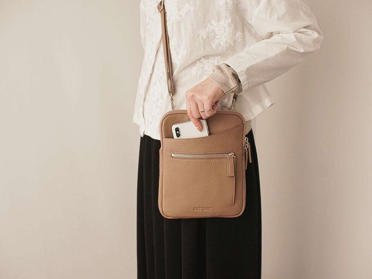 ボルセッタ　レザーショルダーバッグ