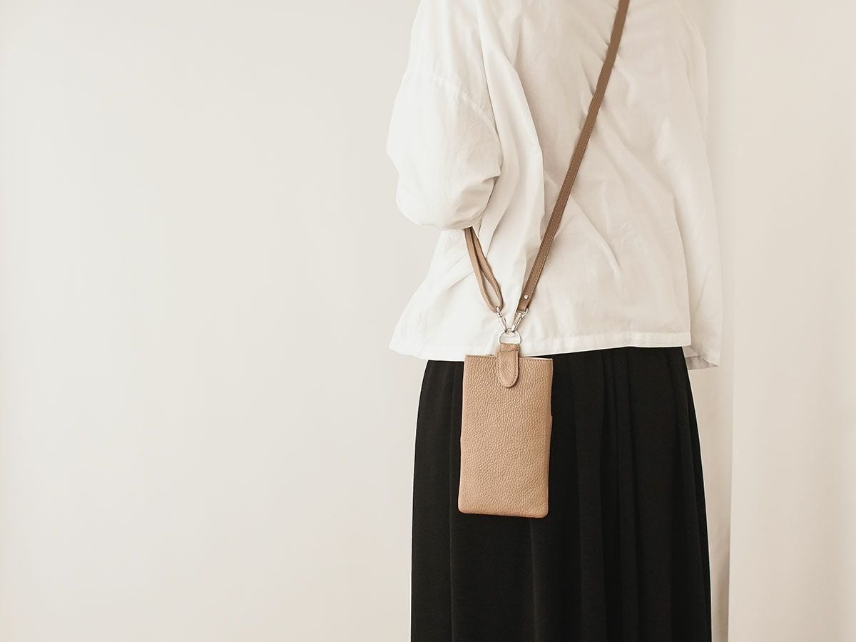 ボルセッタ　スマホポーチ