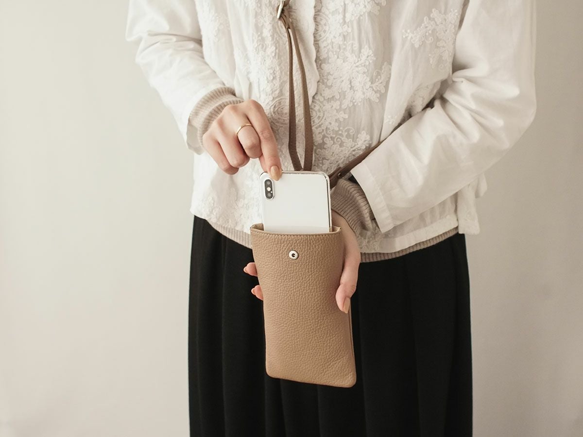 ボルセッタ　スマホポーチ