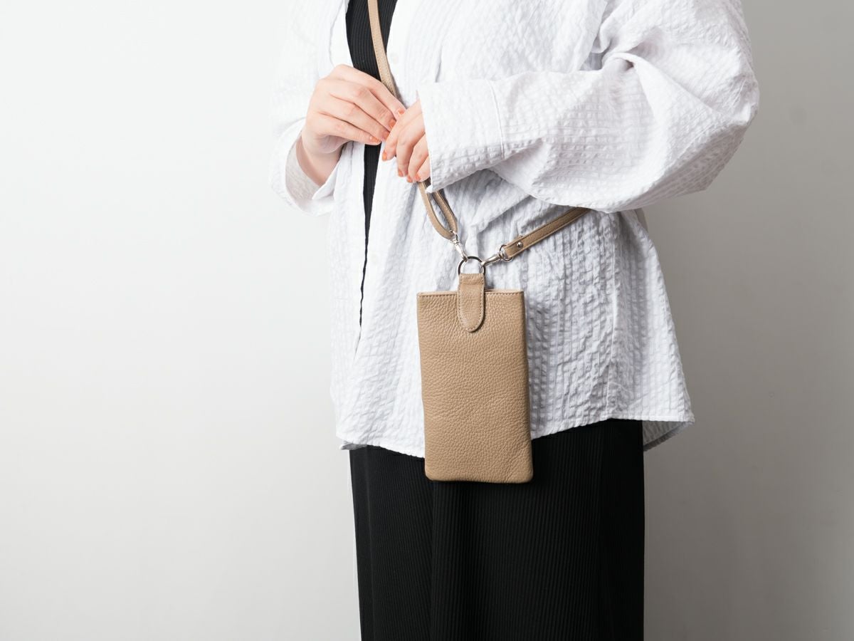 ボルセッタ　スマホポーチ