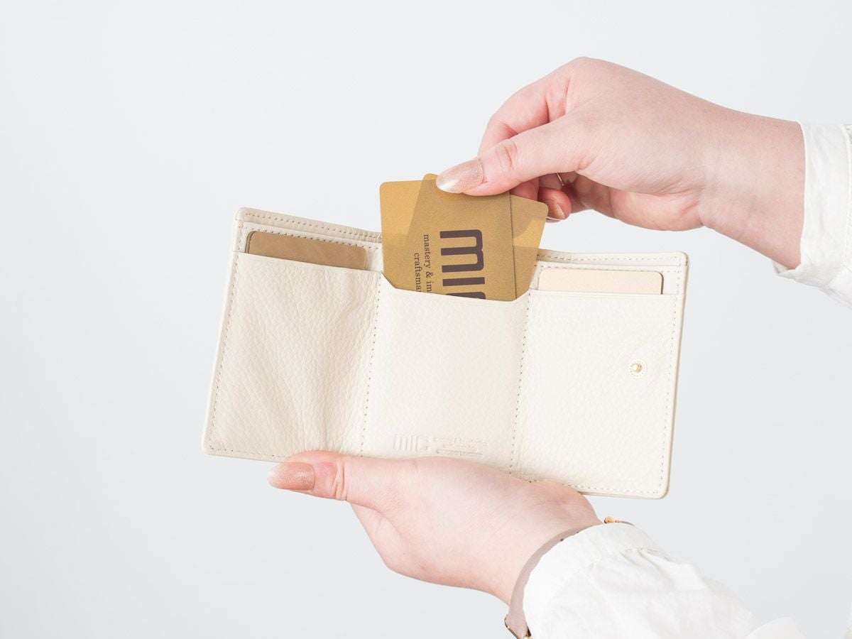 ラフィネ　三つ折りミニ財布