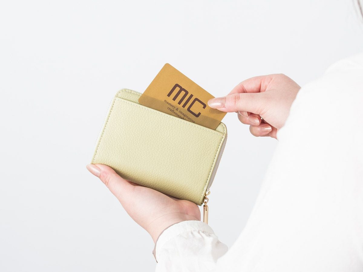 ラフィネ　ラウンドファスナーミドルウォレット