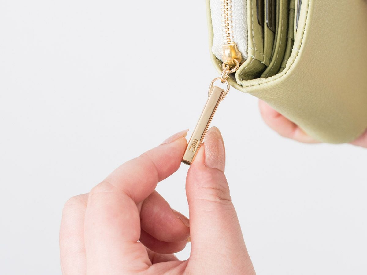 ラフィネ　ラウンドファスナーミドルウォレット