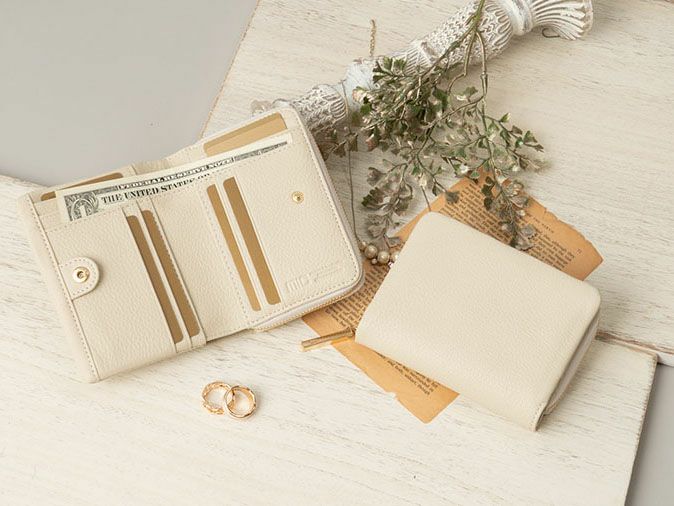 ラフィネ　ラウンドファスナーミドルウォレット