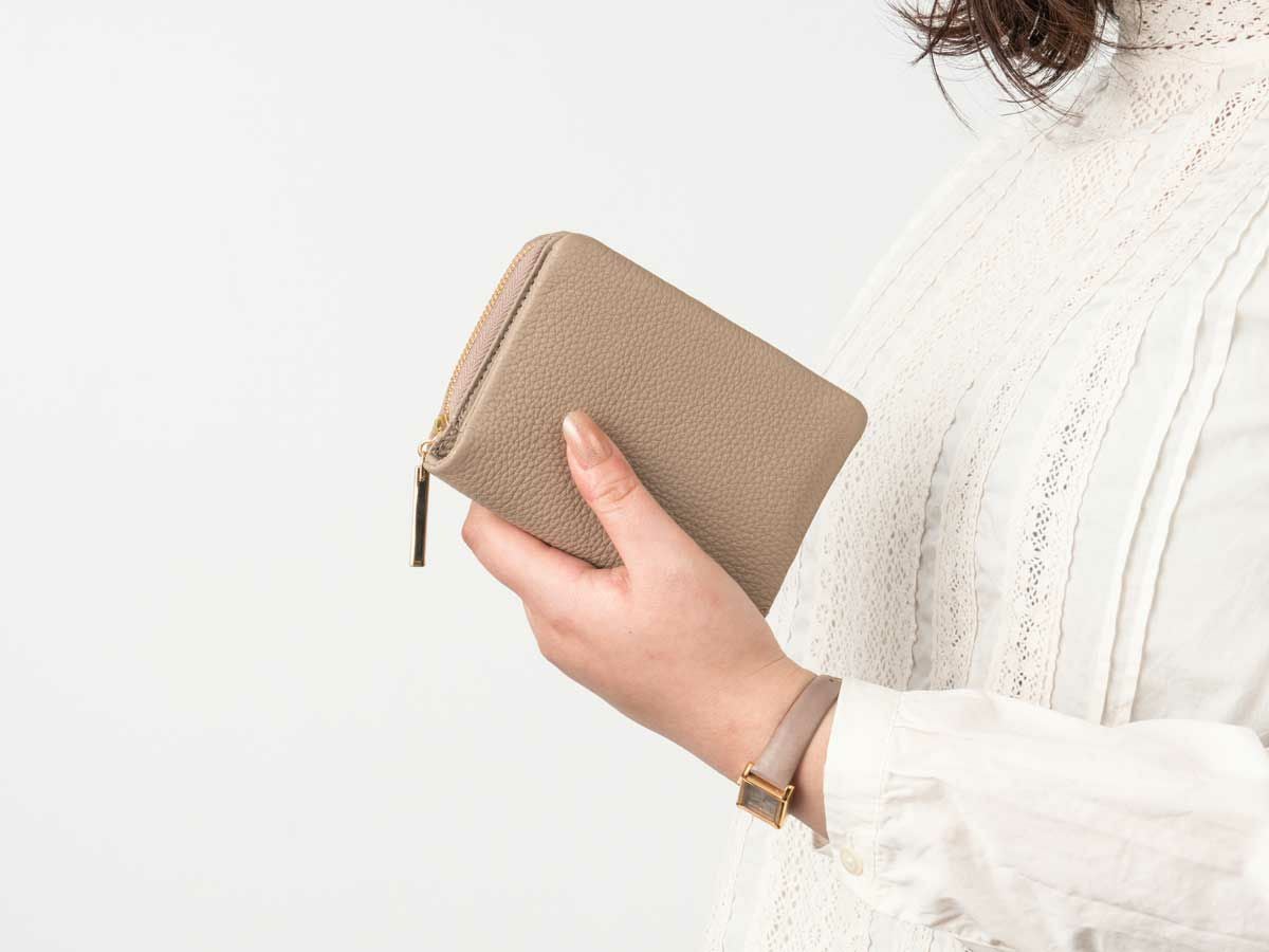 ラフィネ　ラウンドファスナーミドルウォレット