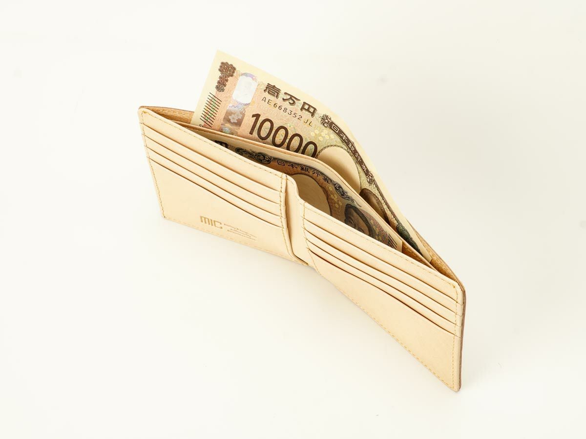 ナチュラルヌメ　二つ折り財布（小銭入れ無し）