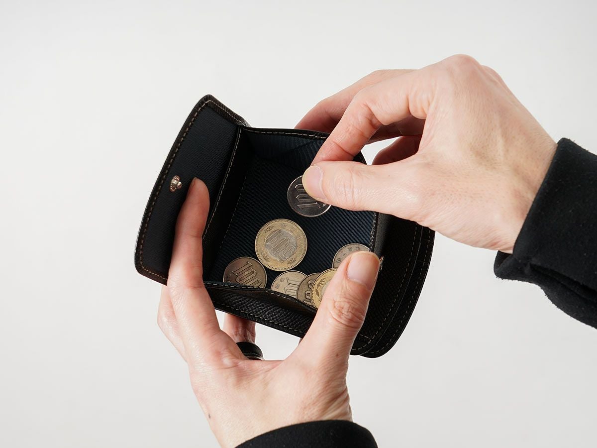 エンボス　ヒップポケット外ボックス小銭二つ折り財布