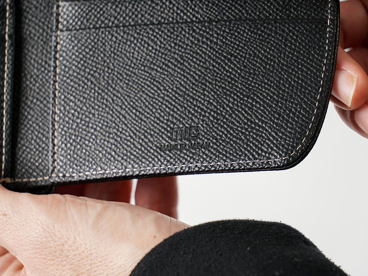 エンボス　ヒップポケット外ボックス小銭二つ折り財布