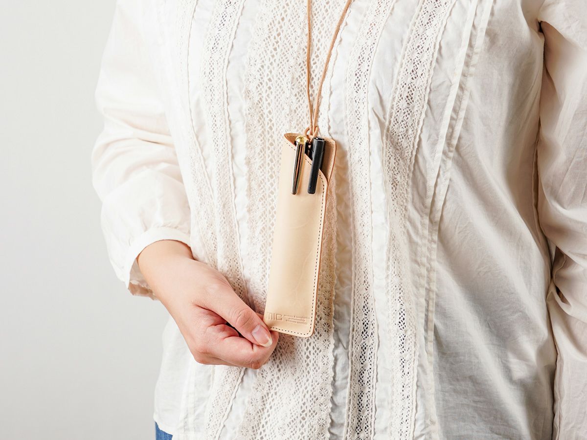 ナチュラルヌメ　首かけペンホルダー