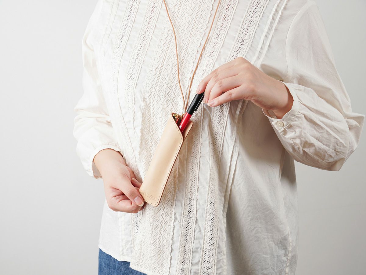 ナチュラルヌメ　首かけペンホルダー