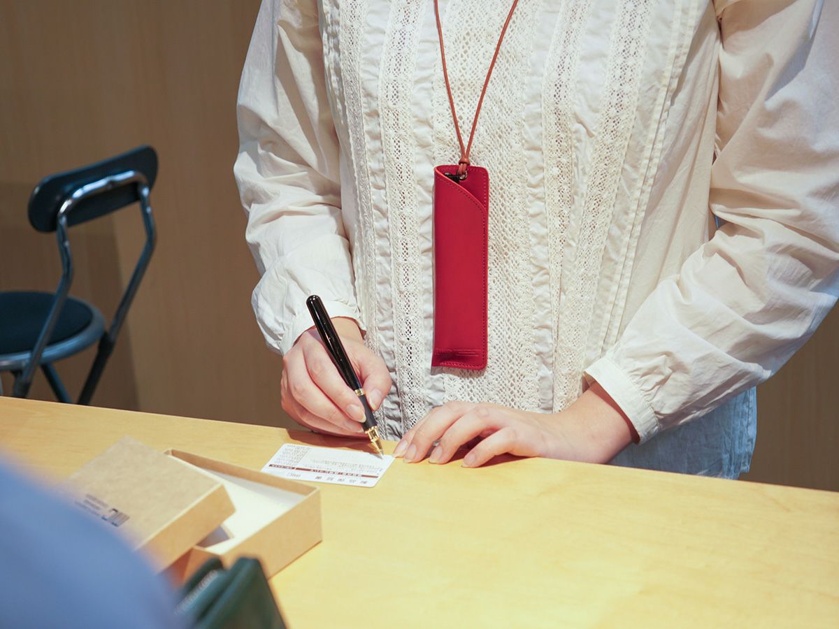 ペーパープルアップ　首かけペンホルダー