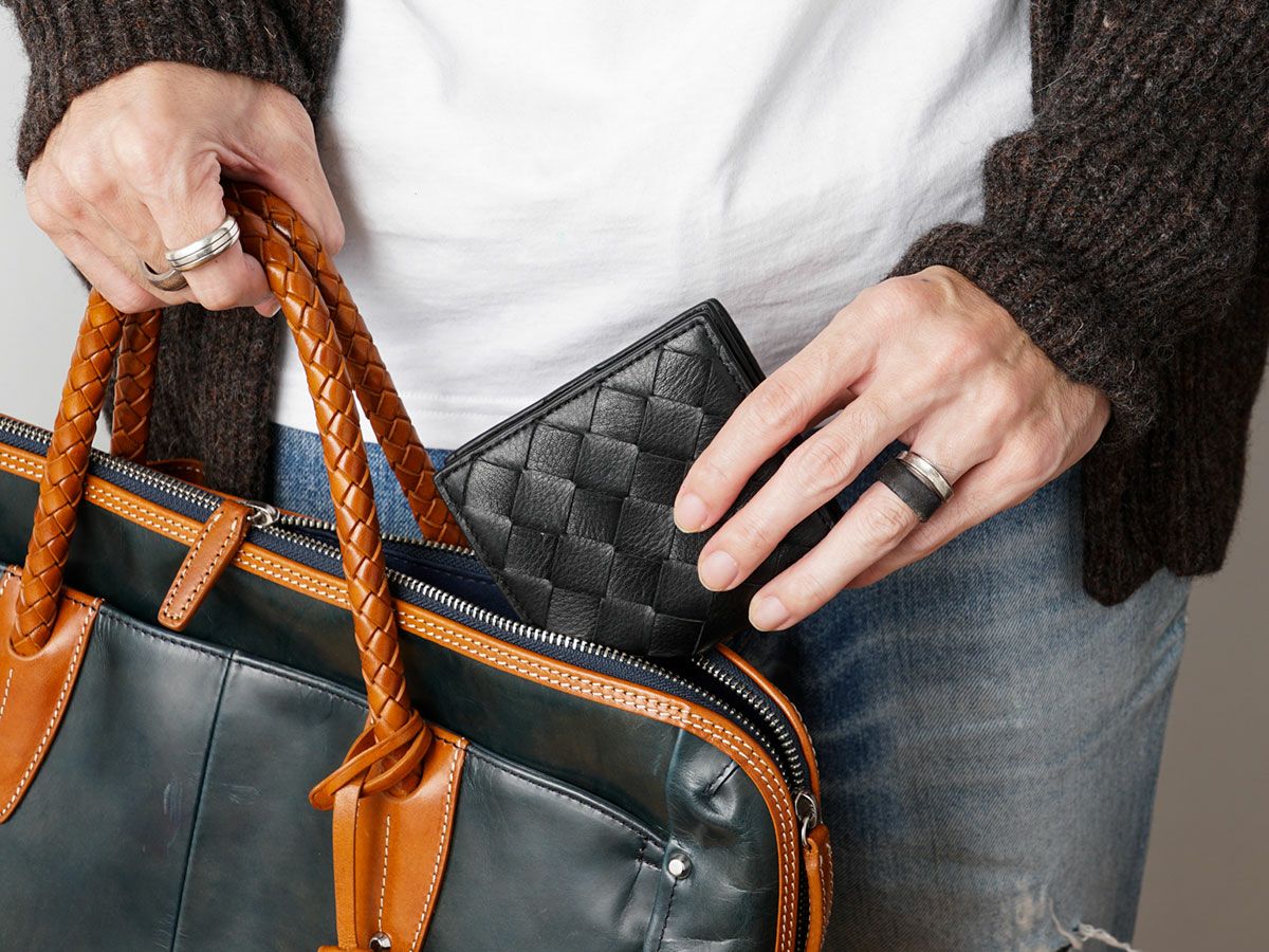 ブラックメッシュ　ラウンドファスナー二つ折り財布