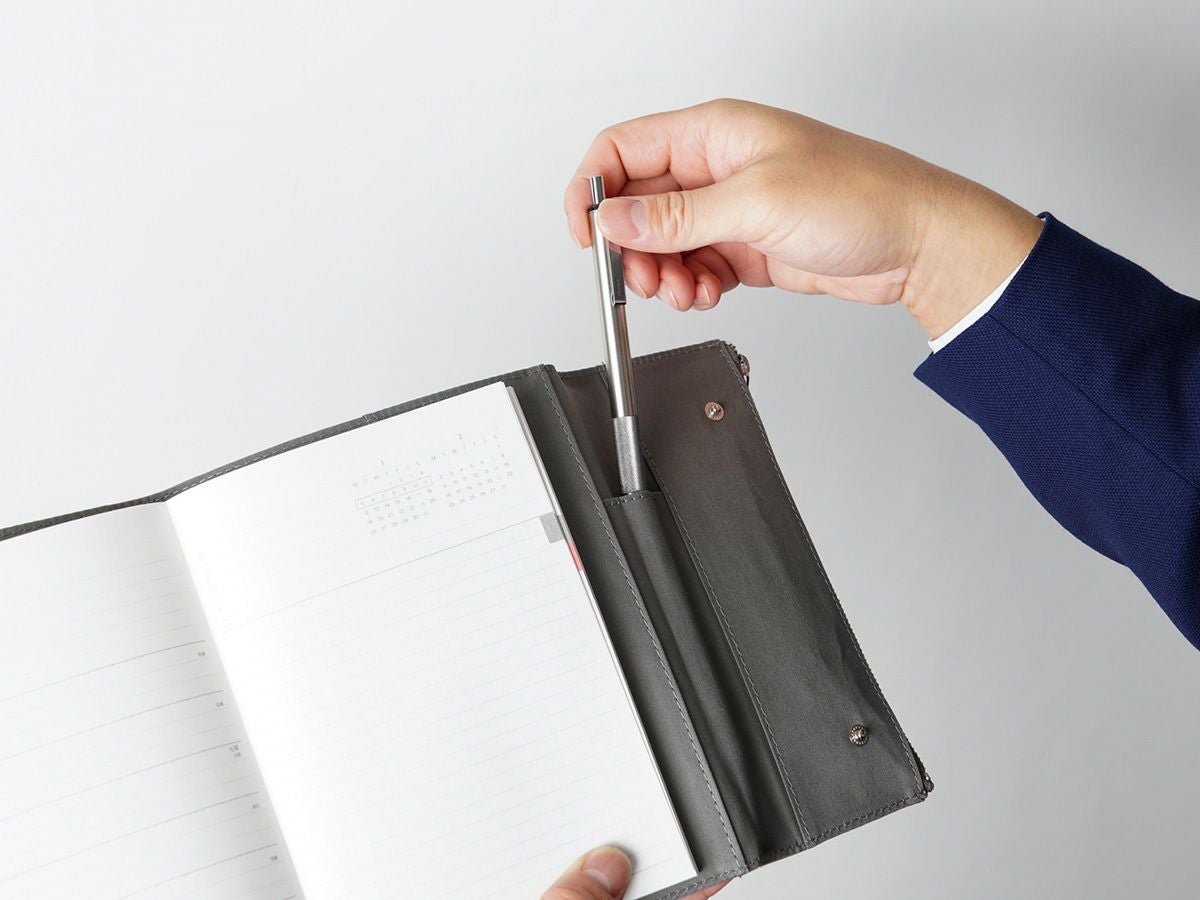 モメンタム　ペンケース付きノートカバー