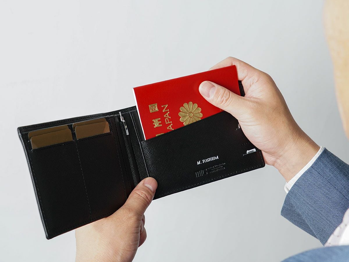 モメンタム　パスポートウォレット