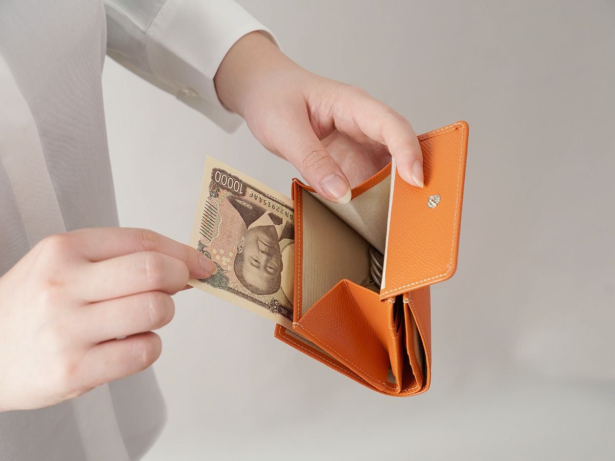 エンボス　外小銭入れ二つ折り財布