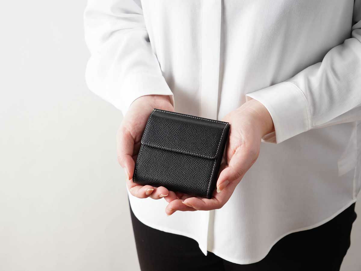 エンボス　外小銭入れ二つ折り財布