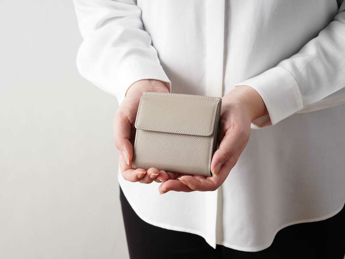 エンボス　外小銭入れ二つ折り財布