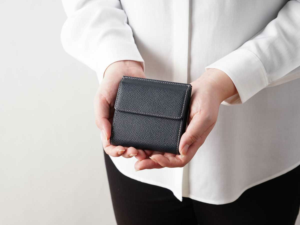 エンボス　外小銭入れ二つ折り財布